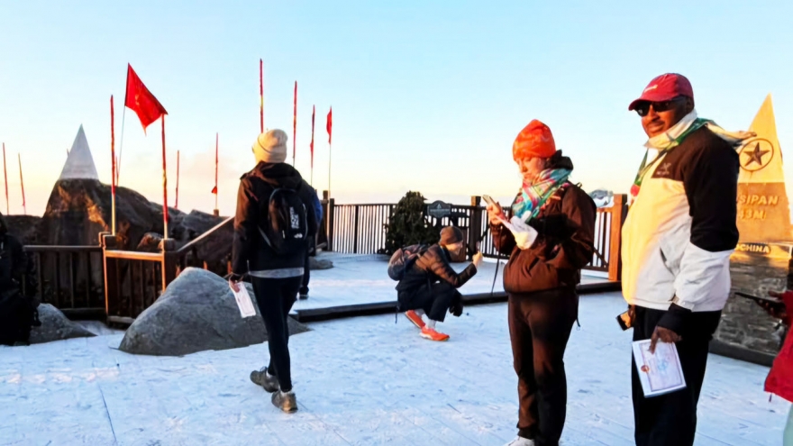 Fansipan peak covered in frost as temperatures plunge to 1°C